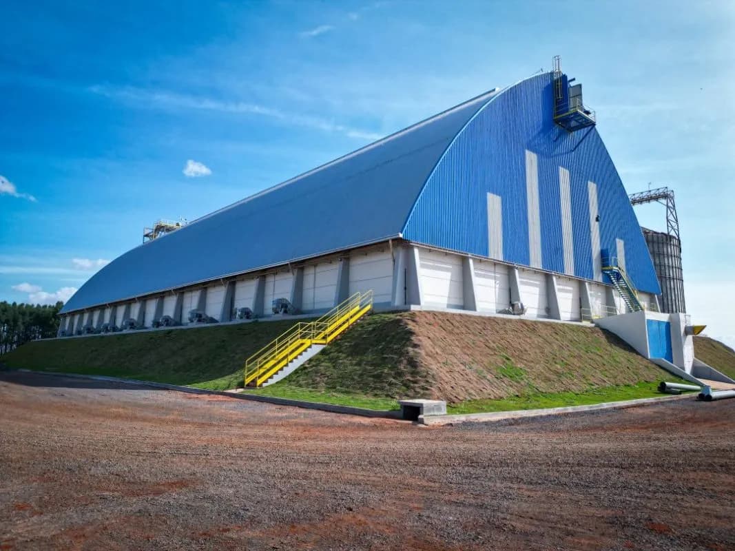 Armazém graneleiro construído pela Amoreira em Terra Roxa (PR)