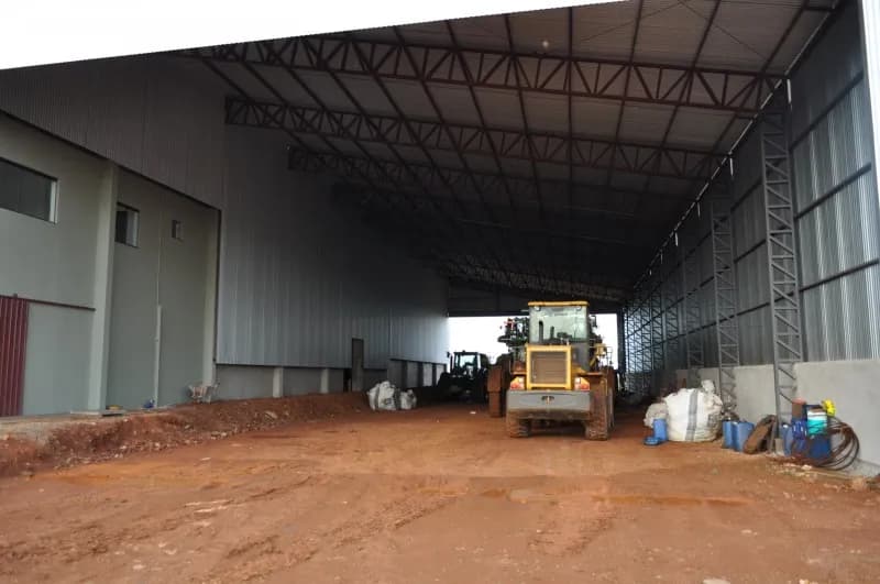 Fábrica de ração – foto de capa da obra